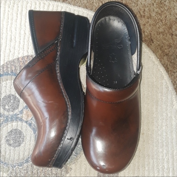 Dansko patent leather clog size 8 (38) - Picture 2 of 3